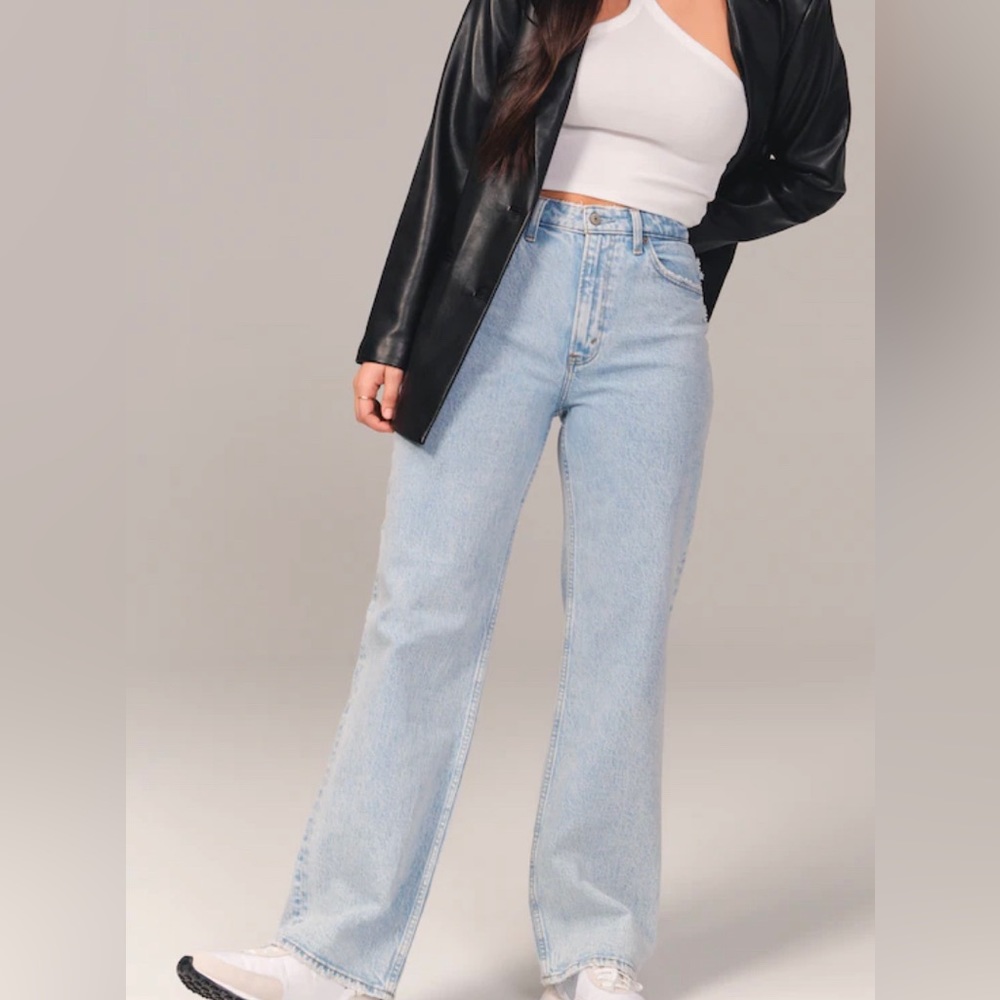 Abercrombie Curve Love 90s High-rise Relaxed Jean (light/30)